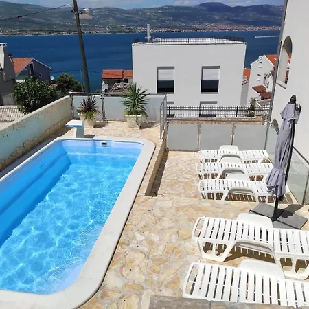 Apartmán Family-friendly With Swimming Pools Arbanija, Ciovo - 16478 *