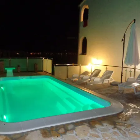 Family-friendly With Swimming Pools Arbanija, Ciovo - 16478 Lejlighed