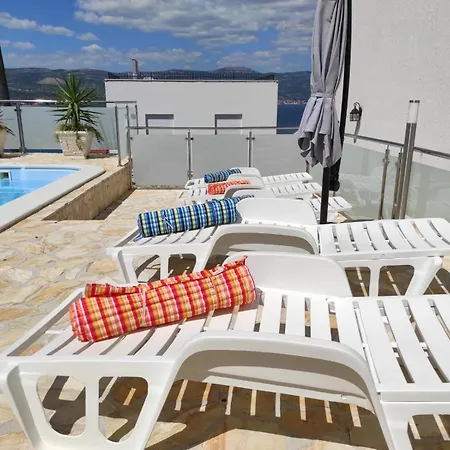 Apartmán Family-friendly With Swimming Pools Arbanija, Ciovo - 16478 Trogir
