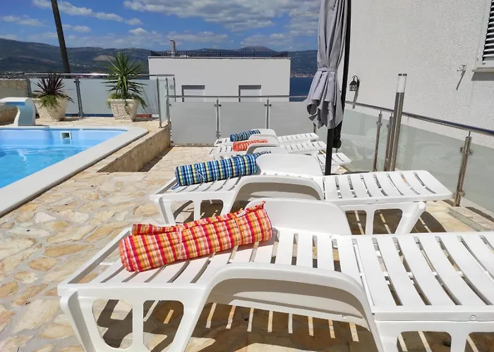 Appartement Family-friendly With Swimming Pools Arbanija, Ciovo - 16478 Trogir
